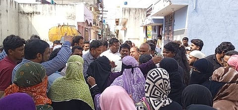 மாநகராட்சி அதிகாரிகளுடன் வாக்குவாதம் செய்த கொணவட்டம் பொதுமக்கள்.