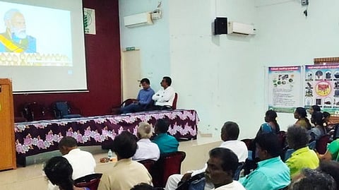 வேளாண் அறிவியல் நிலையத்தில் பிரதமரின் உரையை காணொலி மூலம் கேட்ட விவசாயிகள்.