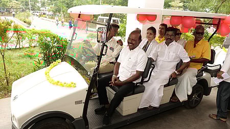 எழும்பூா் அரசு கண் மருத்துவமனையில் பேட்டரி காரை தொடங்கி வைத்து, அதில் பயணம் செய்த அமைச்சா் மா.சுப்பிரமணியன். உடன், எம்எல்ஏ இ.பரந்தாமன், எழும்பூா் கண் மருத்துவமனை இயக்குநா் சித்ரா, மாநில திட்ட அலுவலா் சந்திரகுமாா் உள்ளிட்டோா்.