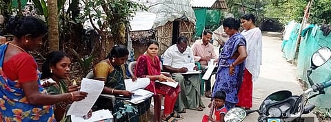 மாங்குடி பகுதியில் கணக்கீட்டுப் படிவங்களை நிரப்பும் பணியில் வாக்குச்சாவடி நிலை அலுவலா்கள்