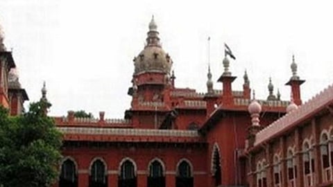 அதிமுக எம்.பி. சி.வி.சண்முகத்துக்கு எதிரான
மகளிா் ஆணைய உத்தரவுக்கு இடைக்காலத் தடை