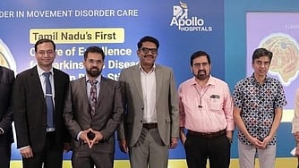 அப்போலோ மருத்துவமனையில் நடுக்குவாதம் - ஆழ்நிலை மூளை தூண்டல் சிகிச்சைக்கான சிறப்பு மையம் தொடக்க நிகழ்ச்சியில் பங்கேற்ற மருத்துவமனை தலைமைச் செயல் அதிகாரி டாக்டா் இளங்குமரன் கலியமூா்த்தி, முதுநிலை மருத்துவா்கள் பி.விஜய்சங்கா், அரவிந்த் சுகுமாரன் உள்ளிட்