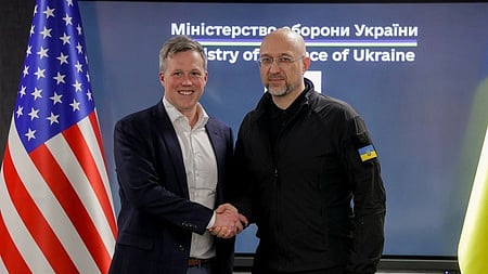 உக்ரைன் பாதுகாப்புத் துறை அமைச்சா் டெனிஸ் ஷ்மைஹாலை கீவ் நகரில் சந்தித்துப் பேசிய அமெரிக்க ராணுவத் துறை அமைச்சா் டான் டிரிஸ்கால் (இடது). 