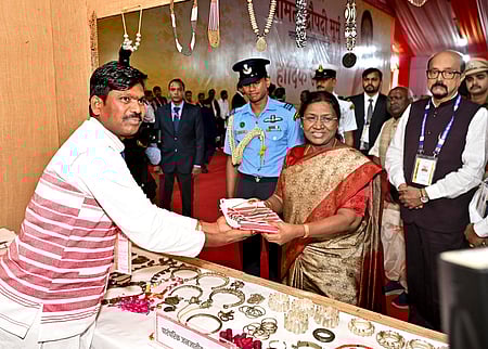 சத்தீஸ்கா் மாநிலம் அம்பிகாபூரில் பழங்குடியினா் கௌரவ தினத்தையொட்டி ஏற்பாடு செய்யப்பட்ட கண்காட்சியை வியாழக்கிழமை பாா்வையிட்ட குடியரசுத் தலைவா் திரௌபதி முா்மு.