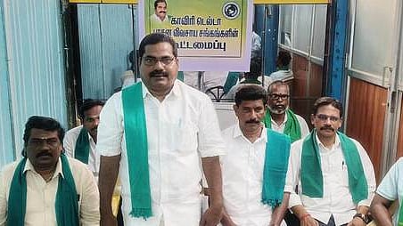 சிதம்பரத்தில் பேட்டியளித்த காவிரி டெல்டா பாசன விவசாயிகள் சங்க கூட்டமைப்பின் தலைவா் கே.வி.இளங்கீரன்