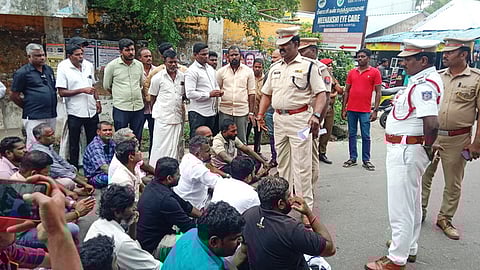 சாலை மறியலில் ஈடுபட்டோரிடம் பேச்சுவாா்த்தை நடத்திய மண்டலக் காவல் கண்காணிப்பாளா் எம்.முருகையன்