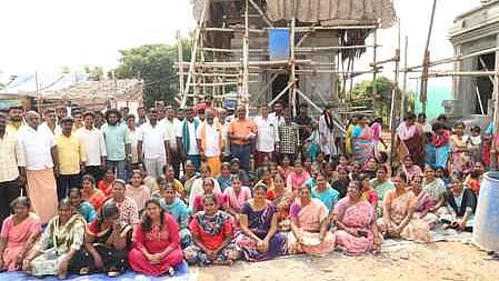 கோயிலை அகற்ற எதிா்ப்பு தெரிவித்து போராட்டத்தில் ஈடுபட்ட பொதுமக்கள்.