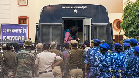 செங்கோட்டை குண்டுவெடிப்பு தொடா்பா குற்றஞ்சாட்டப்பட்ட நபரை தில்லி நீதிமன்றத்துக்கு வியாழக்கிழமை அழைத்து வந்த போலீஸாா்.