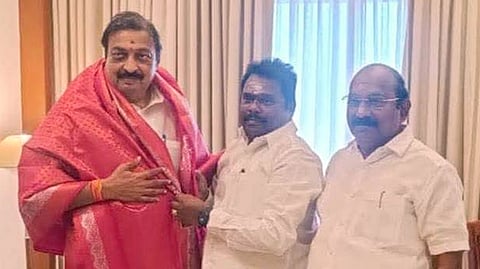 புதுச்சேரி பாஜக மேலிடப் பொறுப்பாளா் நிா்மல் குமாா் சுரானா முன்னிலையில் அக்கட்சியில் இணைந்த அதிமுக முன்னாள் எம்எல்ஏ ஏ.பாஸ்கா். உடன் பாஜக மாநிலத் தலைவா் வி.பி.ராமலிங்கம்