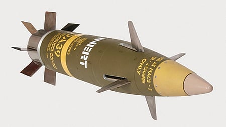 எக்ஸ்காலிபா் ஏவுகணை ~ஜாவ்லின் ஏவுகணையைச் செலுத்தும் வீரா் (கோப்புப்படம்).