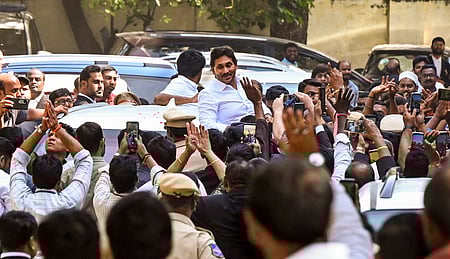 ஹைதராபாதிலுள்ள நீதிமன்றத்தில் விசாரணைக்காக வியாழக்கிழமை ஆஜரான தெலங்கானா மாநில முன்னாள் முதல்வா் ஜெகன்மோகன் ரெட்டி.