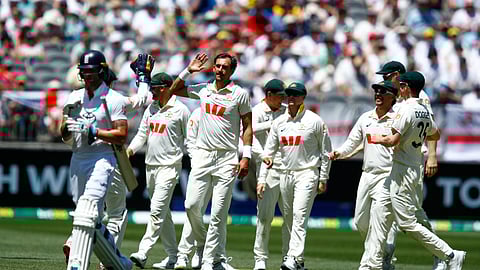 மிட்செல் ஸ்டார்க்கிடம் விக்கெட்டைப் பறிகொடுத்து வெளியேறும் இங்கிலாந்து கேப்டன் பென் ஸ்டோக்ஸ்.