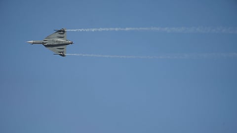 துபாயில் இரண்டு ஆண்டுகளுக்கு ஒருமுறை நடைபெற்ற விமான கண்காட்சிகளில், இந்திய விமானப்படைக்கு சொந்தமான தேஜஸ் போர் விமானம் சாகச நிகழ்ச்சியில் ஈடுபட்டிருந்தபோது விபத்துக்குள்ளானது.