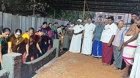 முளைப்பாரி  இடும்  நிகழ்ச்சியில்  பங்கேற்றோா்.