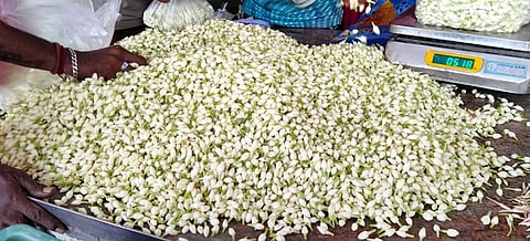 பரமத்தி வேலூரில் குண்டுமல்லி 
கிலோ ரூ. 1,700-க்கு ஏலம்