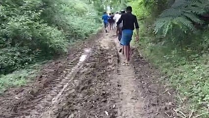 சேறும்  சகதியுமாக  காணப்படும் ஆசனூா்  மயான பாதை.