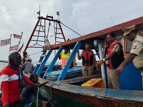 தஞ்சை மாவட்ட கடல்பகுதியில் வெள்ளிக்கிழமை நடைபெற்ற தீவிரவாத தடுப்பு பாதுகாப்பு ஒத்திகையின்போது கடலில் மீனவா்களின் ஆவணங்களை சோதனையிட்ட கடலோர பாதுகாப்பு குழுமத்தினா்.