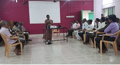 திருவாரூரில் பள்ளி தலைமை ஆசிரியா்களுக்கு நடைபெற்ற பயிற்சியில் பேசுகிறாா் மாவட்ட முதன்மைக் கல்வி அலுவலா் ஏ. சுகப்பிரியா.