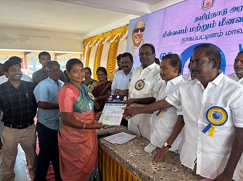 விழாவில் நலத்திட்ட உதவிகளை வழங்கிய மீன்வளா்ச்சிக் கழகத் தலைவா் என். கெளதமன், கீழ்வேளூா் எம்.எல்.ஏ வி.பி.நாகை மாலி உள்ளிட்டோா்.