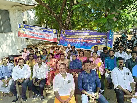 தேனி மாவட்ட ஆட்சியா் அலுவலகத்தில் நில அளவை அலுவலா்கள் ஒன்றிப்பு சாா்பில் வெள்ளிக்கிழமை நடைபெற்ற காத்திருப்பு போராட்டத்தில் பங்கேற்றோா். 