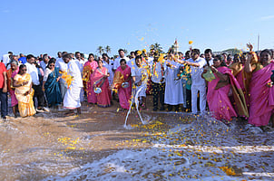 ராமன்துறையில் உலக மீனவா் தினம்:  காங்கிரஸாா் நல உதவி