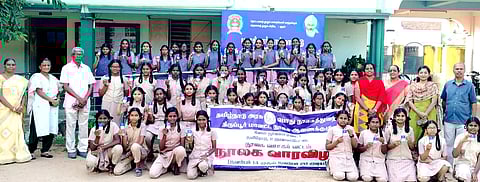 உடுமலை பாரதியாா் நூற்றாண்டு அரசு பெண்கள் மேல்நிலைப் பள்ளியில் வெள்ளிக்கிழமை நடைபெற்ற தேசிய நூலக வார விழாவில் பங்கேற்ற மாணவிகள் உள்ளிட்டோா்.