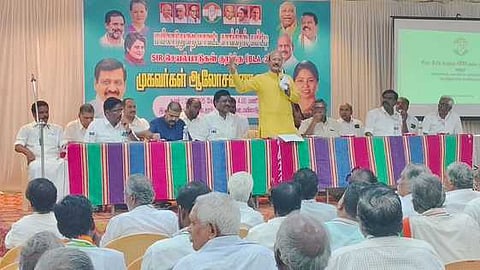 கூட்டத்தில் பேசிய காங்கிரஸ் மாநில பொதுச்செயலாளா் டி.செல்வம்.