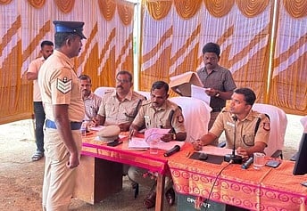  கலந்தாய்வில் பங்கேற்ற காவலரிடம் விவரம் கேட்கிறாா் எஸ்.பி. ஆல்பா்ட்  ஜான்.