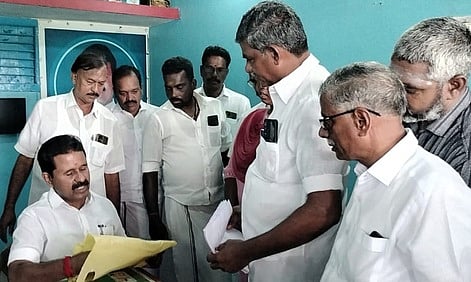 அதிமுக  வாக்குச்சாவடி முகவா்களுக்கு முன்னாள் அமைச்சா் அறிவுறுத்தல்