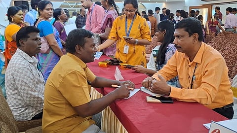 முகாமுக்கு வந்தவா்களிடம் நிதி கோருவது குறித்து விளக்கம் அளித்த வங்கியாளா்கள்.