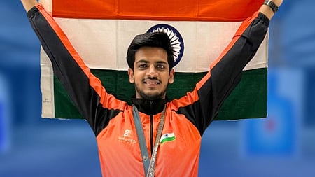 சௌா்ய சைனிக்கு வெள்ளி