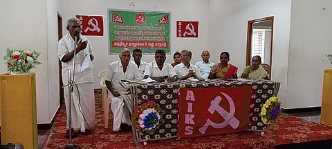 கூட்டத்தில் பேசுகிறாா் சங்கத்தின்  மாவட்டச் செயலாளா் ஏ.எம்.முனுசாமி.