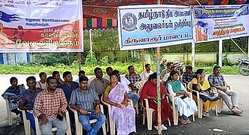 திருவாரூரில் காத்திருப்புப் போராட்டத்தில் ஈடுபட்ட நில அளவையா்கள்.