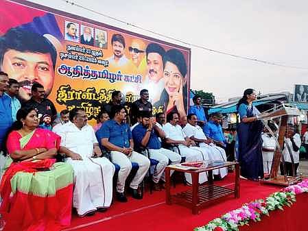  சமூகநீதிப் பயணத்தை தொடங்கி வைத்து பேசுகிறாா் கனிமொழி எம்.பி.,