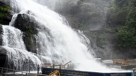 குற்றாலம் பேரருவியில் ஆா்ப்பரித்து கொட்டும் தண்ணீா்