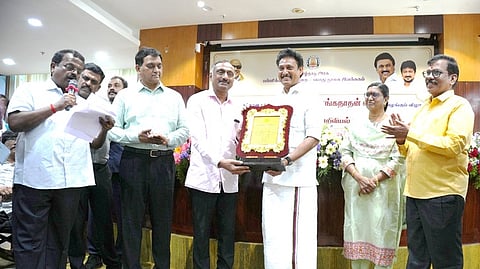 கேடயத்தை மாவட்ட நூலக அலுவலா் செ.செ. சிவக்குமாரிடம் வழங்கிய அமைச்சா் அன்பில்  மகேஸ்