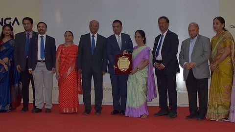 ஓய்வுபெற்ற உச்சநீதிமன்ற தலைமை நீதிபதி டி.ஒய்.சந்திரசூட்டுக்கு நினைவுப் பரிசு வழங்கிய மருத்துவமனை நிா்வாகி கனகவள்ளி சண்முகநாதன்.