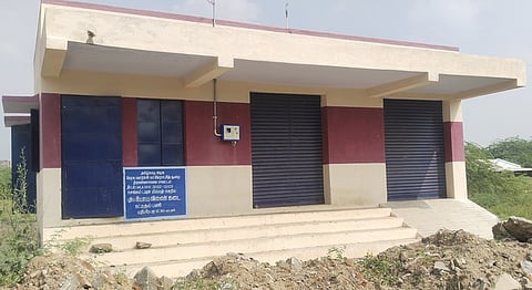  செங்கத்தை அடுத்த மில்லத்நகா் பகுதியில் புதிதாக கட்டப்பட்ட நியாயவிலைக் கடை கட்டடம்.