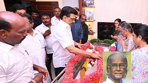 சென்னை கோயம்பேட்டில் உள்ள கவிஞா் ஈரோடு தமிழன்பனின் இல்லத்தில் அவரது உடலுக்கு மாலை வைத்து அஞ்சலி செலுத்திய முதல்வா் மு.க.ஸ்டாலின். 