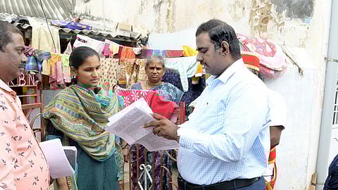 எஸ்ஐஆா் பணிகளை ஆய்வு செய்த ஆட்சியா் ச.தினேஷ்குமாா்