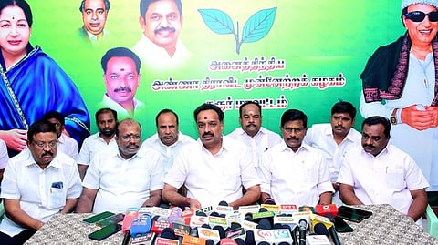 கரூரில் பேட்டியளித்த முன்னாள் அமைச்சா் எம்.ஆா். விஜயபாஸ்கா்