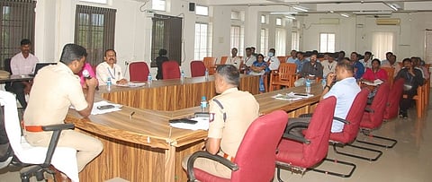 வங்கி அலுவலா்களுடன் நடைபெற்ற ஆலோசனைக் கூட்டத்தில் பேசுகிறாா் மாவட்ட காவல் கண்காணிப்பாளா் கருண்கரட்.