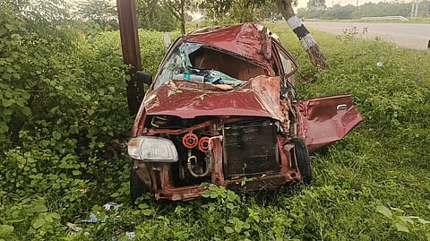 கோவில்பட்டி அருகே மரத்தில் மோதி விபத்துக்குள்ளான கார்.