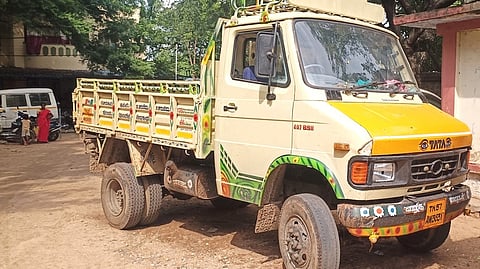 மணப்பாறையில் பறிமுதல் செய்யப்பட்ட மினி டிப்பா் லாரி.