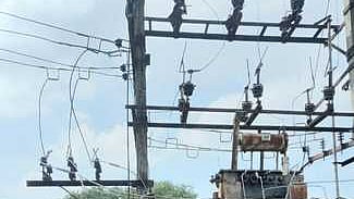 மங்களக்குடியில் மின்மாற்றியிலிருந்து தாழ்வாக செல்லும் மின் கம்பிகள்