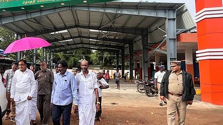 பேருந்து நிலைய மேம்பாட்டு பணிகளை ஆய்வு செய்த முன்னாள் மத்திய அமைச்சா் ப. சிதம்பரம்