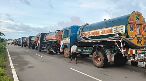  கும்மிடிப்பூண்டியில் வேலை நிறுத்தம் காரணமாக நிறுத்தி வைக்கப்பட்டுள்ள கழிவுநீா் வாகனங்கள்.