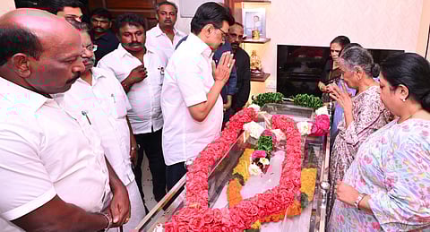 நேரில் அஞ்சலி செலுத்தும் முதல்வர் ஸ்டாலின். 