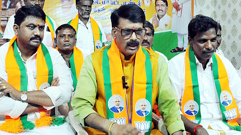 சேலத்தில் செய்தியாளா் சந்திப்பில் பேசுகிறாா் பாஜக தேசிய செயற்குழு உறுப்பினா் வெங்கடேஷ் மௌரியா