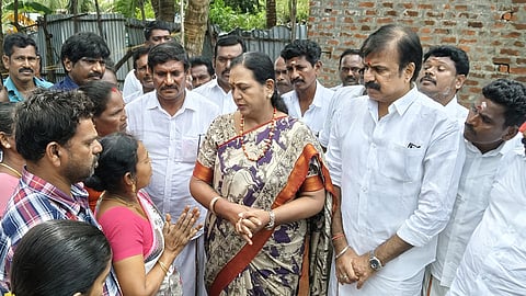 மாணவி ஷாலினியின் குடும்பத்தினரை சந்தித்து ஆறுதல் தெரிவித்த தேமுதிக பொதுச் செயலா் பிரேமலதா விஜயகாந்த்